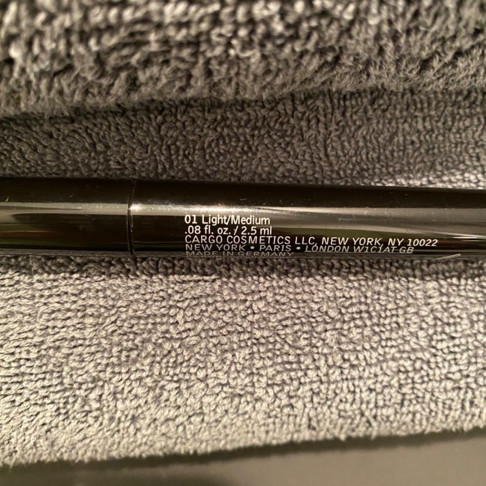 1045 Cargo Blu-Ray Concealer 01 Light Medium NWT - Picture 2 of 4